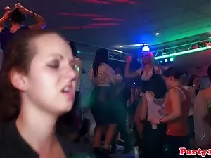La jefa tetona Kourt ...