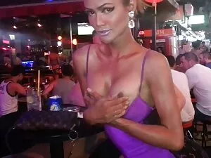 Hijo toma a mamá a l ...
