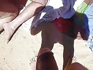 La chica mira como e ...